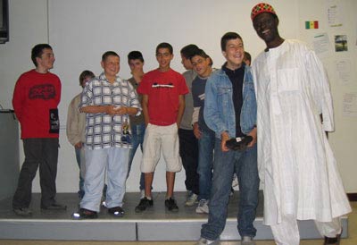Moussa Touré et les élèves de la Cité scolaire d'Apt