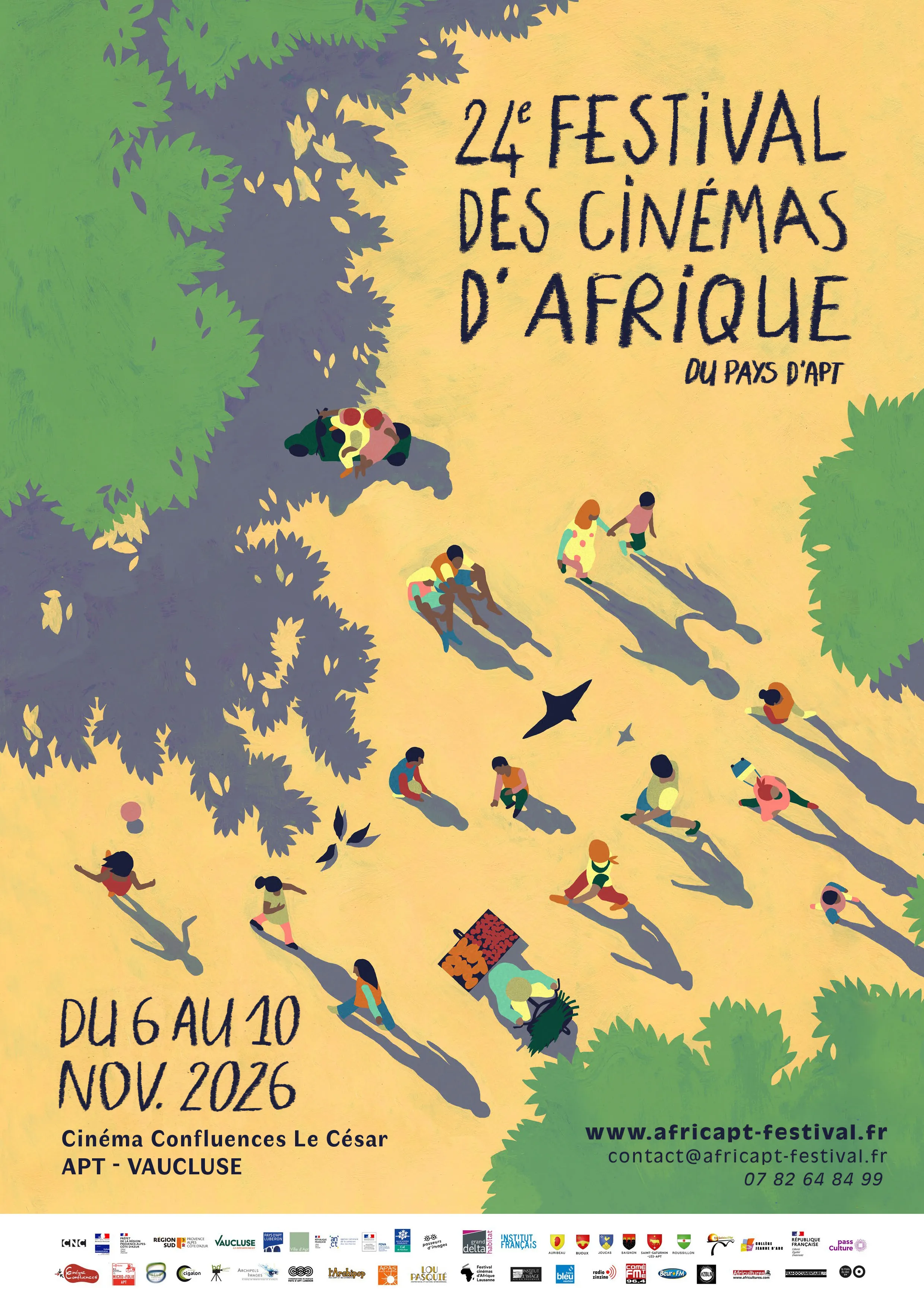 Affiche du 24e Festival des cinémas d’Afrique du Pays d’Apt, du 6 au 10 novembre 2026 au cinéma Confluences Le César, à Apt : vue d’en haut, des personnes marchent et jouent sur une place ensoleillée, à l’ombre des arbres.