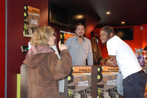 dans l'entrée du Cinémovida, discussion avec le cinéaste Lionel Méta (La métaphore du manioc)