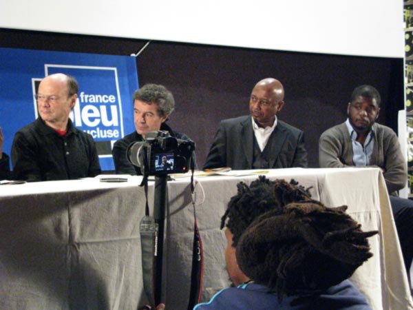 Olivier Barlet, Jean-marie Barbe, Raoul Peck, Lionel Méta.   Breeze Yoko -au premier plan- en train de filmer   