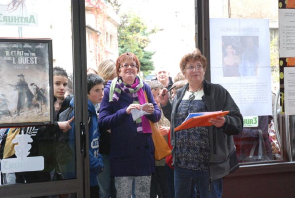 Les scolaires au festival avec leur professeur Claudine Olivain et Gisèle Magne