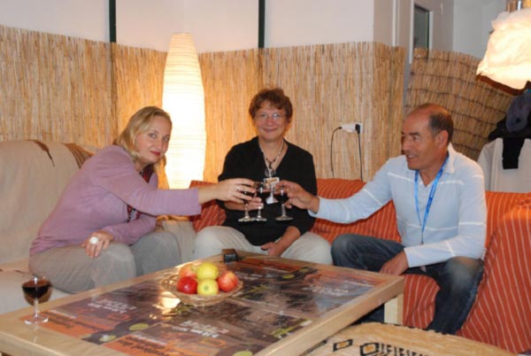 Amina et Mohamed El Khatabi et Gisèle Magne (au centre)